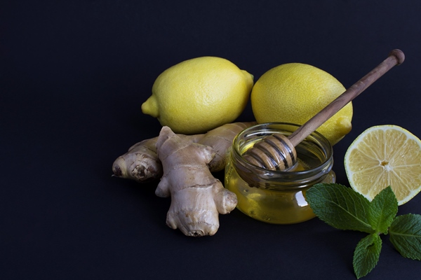 close up on lemon ginger and honey on the black background ingredients for tea copy space - Имбирный чай