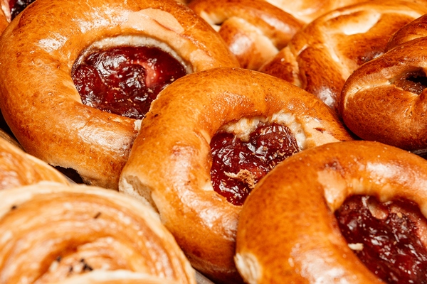 close up view of bun with jam on tray - Ватрушки с вареньем или яблоками