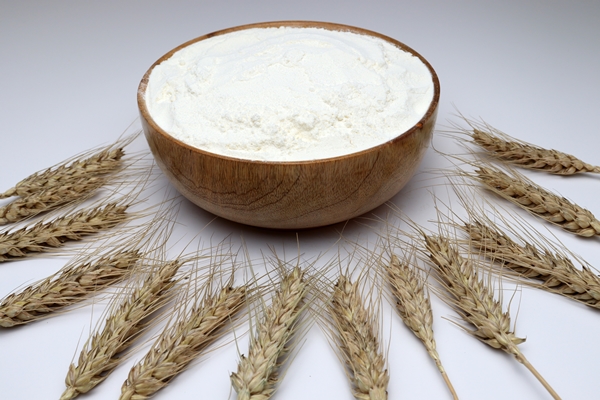 closeup of a bowl full of atta flour surrounded by ripe wheat - Дрожжи из хмеля или солода для кваса
