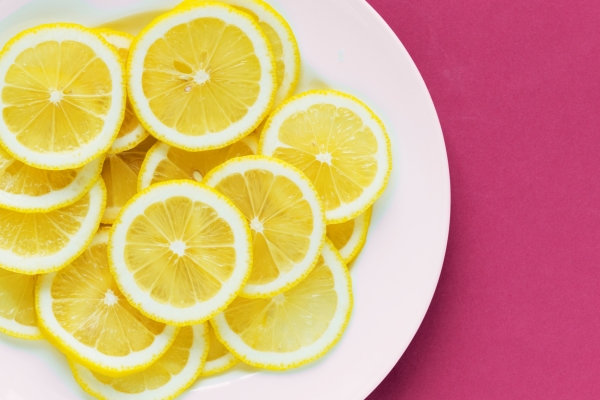 closeup of a plate of sliced lemon textured background - Лимонад