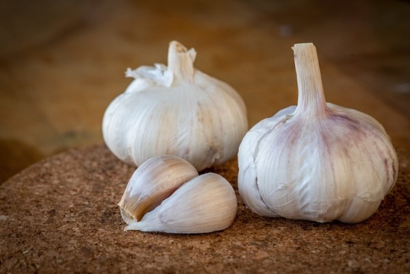 closeup of garlic bulb and cloves on a round cork board 181624 28389 - Грузинская аджика