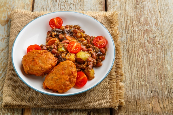 cod cutlets with potatoes and vegetables on a plate on a napkin - Постные рыбные котлеты