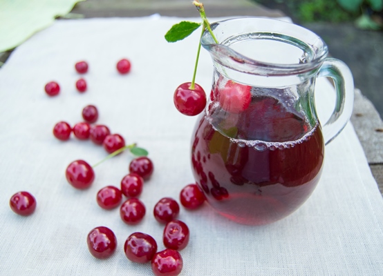 cold cherry juice in jar and ripe berries - Вишнёвые вареники с сиропом