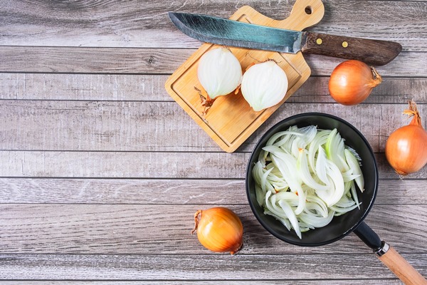cook onion in pan at kitchen - Начинка для пирогов с грибами и рисом