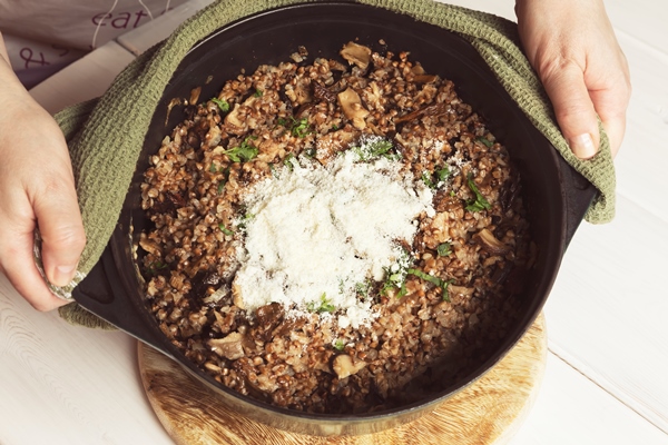 cooked buckwheat with dried mushrooms and parmesan in a cast iron pot - Постная гречневая каша