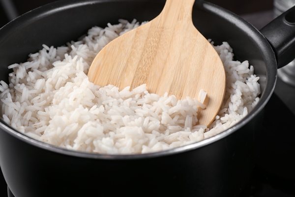 cooked rice in saucepan with spoon - Постные рисовые котлеты