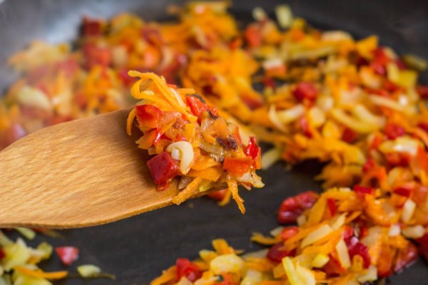 cooking a roast for soup of onions carrots paprika tomatoes herbs and spices in sunflower oil in a frying pan 1 - Постные фаршированные сладкие перцы