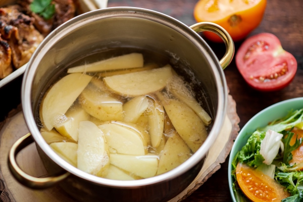 cooking boiled young potatoes in a saucepan - Постные картофельные котлеты