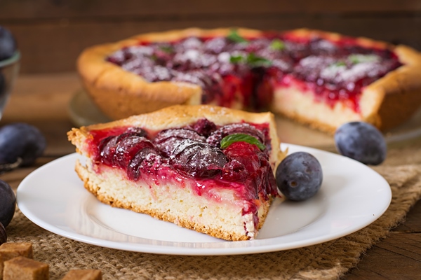 delicious cake with fresh plums and raspberries - Пирог сладкий с черносливом