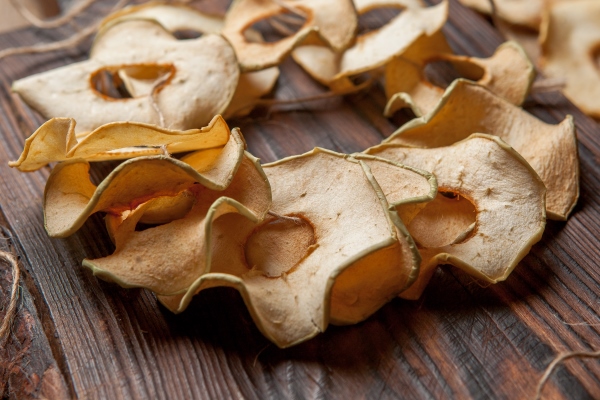 dried apples on wooden table horizontal - Тушёные яблоки к жареной рыбе