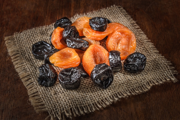 dried apricots and other dried fruits on a dark wooden background - Праздничная коврижка