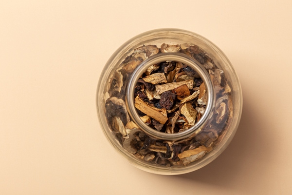 dried mushrooms in a glass jar - Постный грибной суп охлаждённый