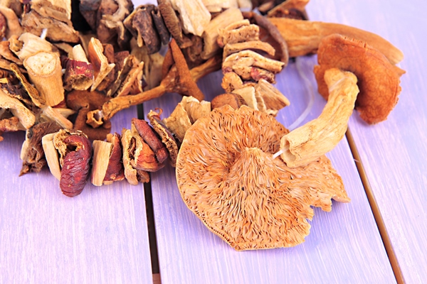 dried mushrooms on wooden background 1 - Пирог с кислой капустой и грибами