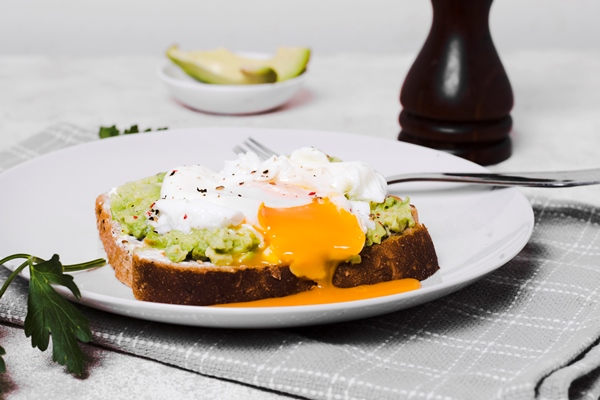 egg on top of avocado toast - Бутерброд с яйцом-пашот и авокадо