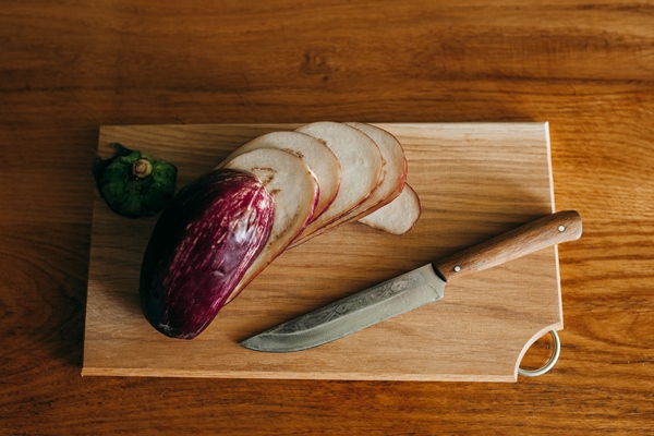 eggplant slices cut on the wooden board - Баклажаны с грецкими орехами, постный стол
