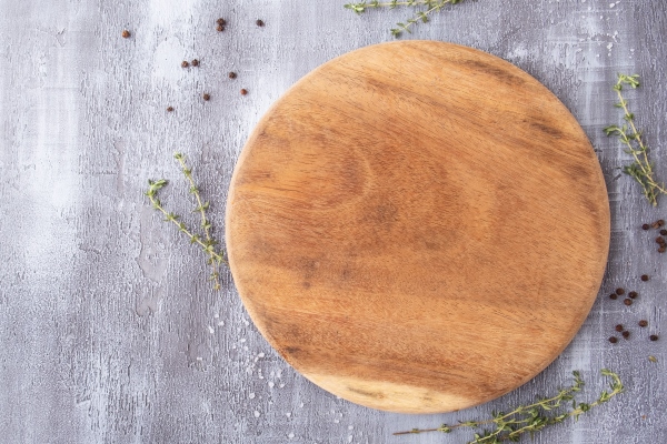 empty round wooden board with spices and herbs top view text space - Закуска из моркови и капусты с чесноком
