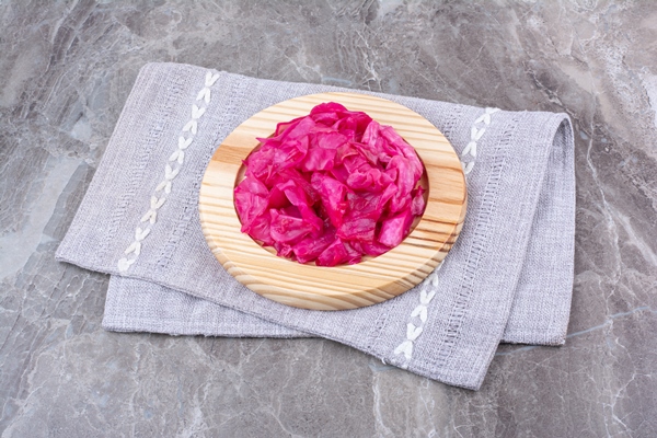 fermented red cabbage on wooden plate - Салат из красной капусты в маринаде