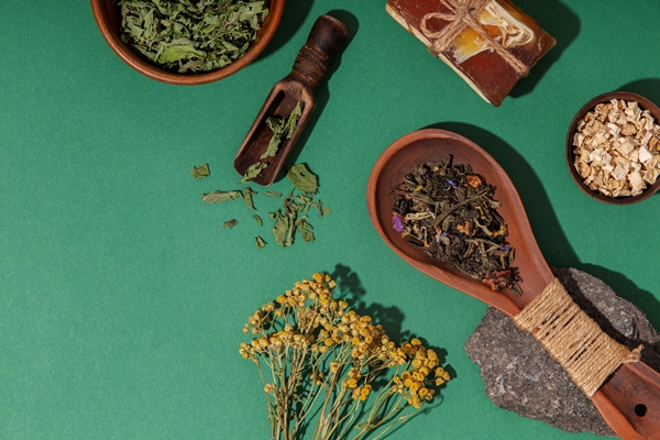 flat lay herbal therapy products - Чай травяной