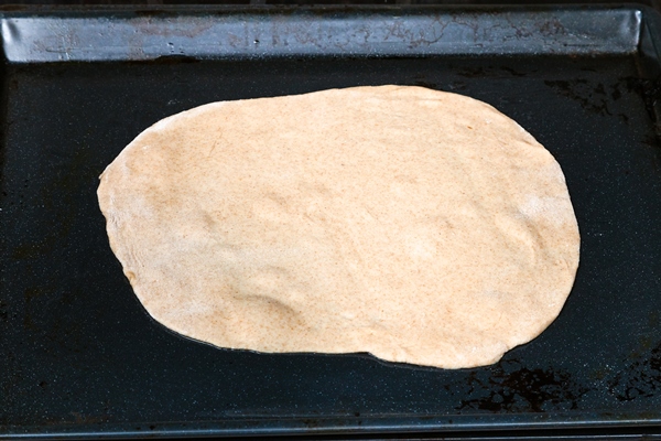 flat raw dough on baking tray - Пирог с рыбным фаршем и рыбой