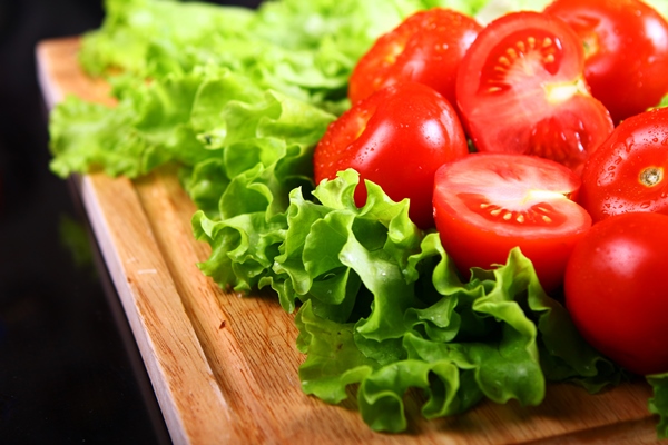 fresh and wet tomatoes - Бутерброд с яйцом, помидором и зеленью
