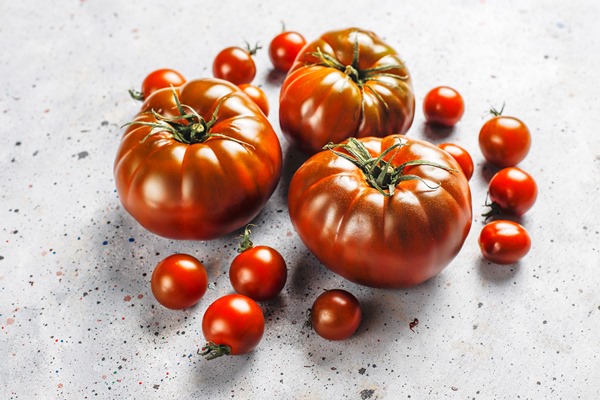 fresh black brandywine organic tomatoes - Фаршированные помидоры