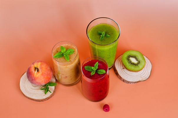 fresh delicious smoothies in a glasses made of peach banana and berries mint healthy detox drink - Смузи из банана и овсяных хлопьев