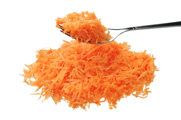 fresh grated carrot with fork isolated - Икра из лука