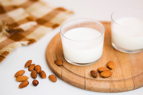 fresh milk and some almonds - Пудинг постный паровой с яблоками