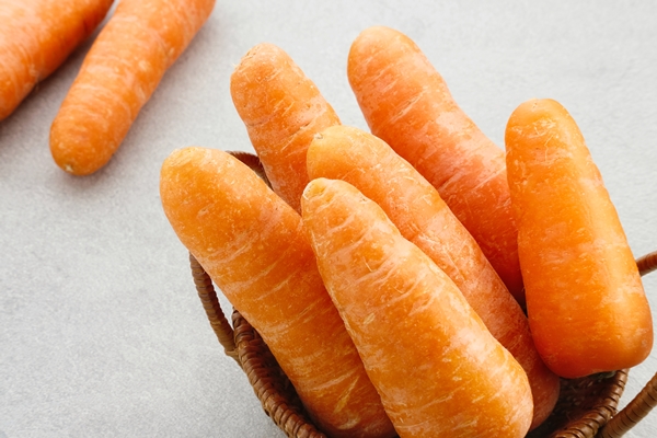 fresh organic carrots on grey background - Салат из моркови с орехами