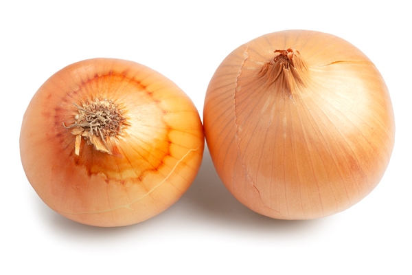 fresh raw bulb onions in whole isolated on a white background clipping path 1 - Салат из свекольных листьев