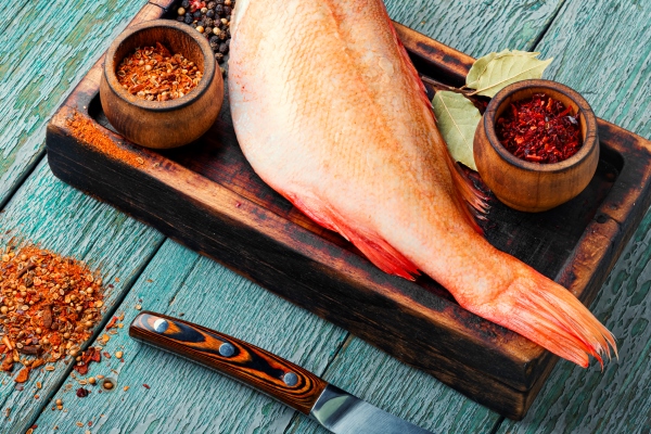 fresh raw sea bass - Рыба жареная или печёная