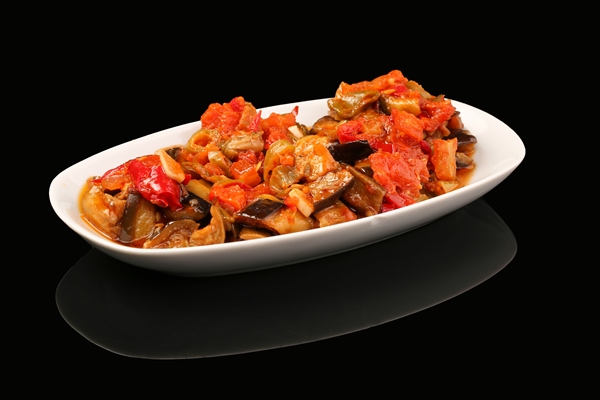 fried eggplant with red pepper and spices in small plate - Баклажаны, тушённые со свежими помидорами и луком