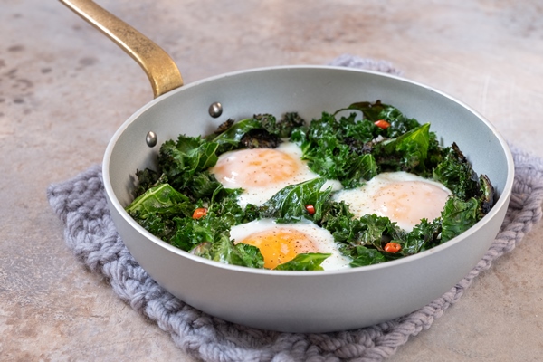fried eggs with kale green leaves - Салат из одуванчиков по-итальянски