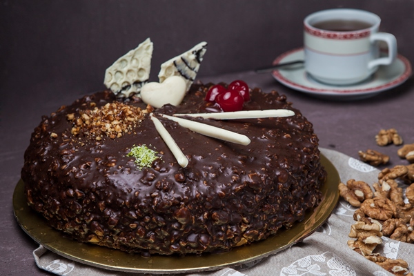 from above nut cake with walnut and cup of tea in rag - Торт постный