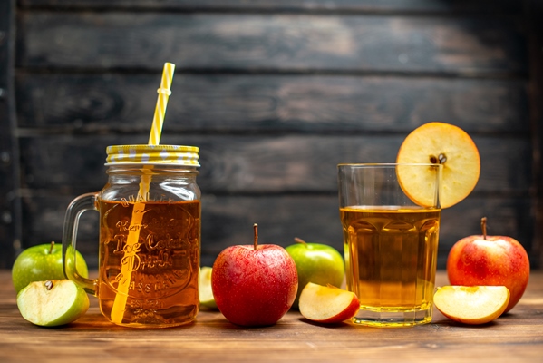 front view fresh apple juice inside can with fresh apples on dark desk color cocktail drink photo fruit - Брусничный напиток