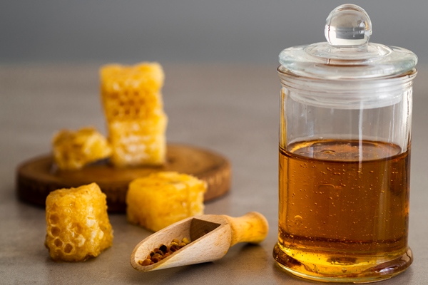 front view of honey in jar - Сироп из крапивы