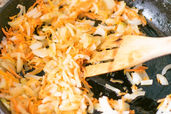 fry the onion and carrots in a frying pan 1 - Постный грибной суп с рисом