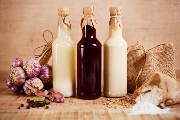 glass bottles of sourdough for homemade easter sour soup - Дрожжи из изюма