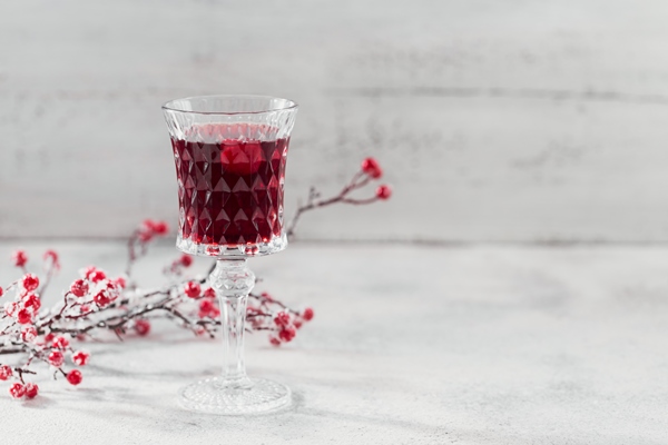 glass of cherry liqueur on white background - Пудинг из риса со свежими фруктами