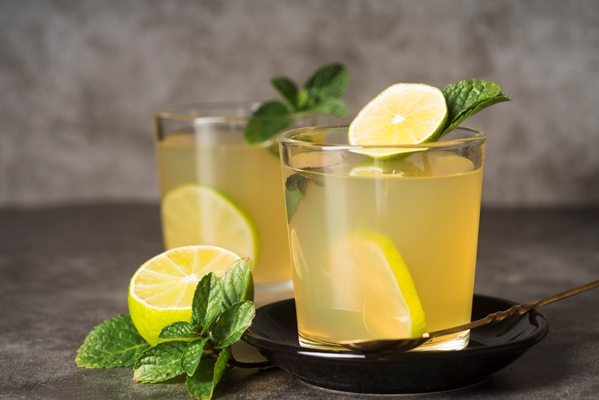 glasses with lemonade on table - Морс лимонный