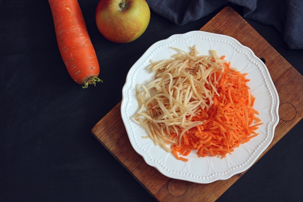 grated carrot and apple salad fresh raw vegetables and fruits - Салат с хреном, морковью и яблоками