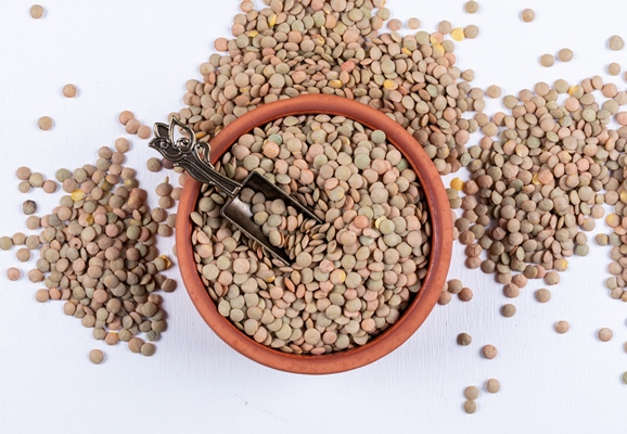 green lentils in a brown bowl and iron spice spoon - Чечевица с морковью, постный стол