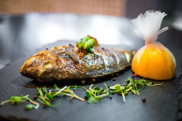 grilled fish close up decorated with vegetables - Лещ, фаршированный кислой капустой