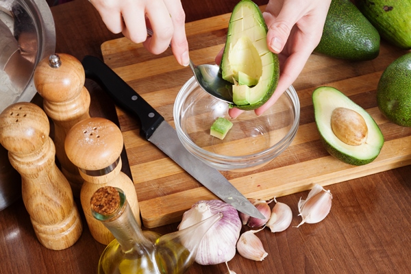 hands cooking with avocado - Бутерброд с авокадо и чесноком