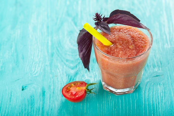 healthy domestic tomato juice - Овощной смузи с томатом и огурцом