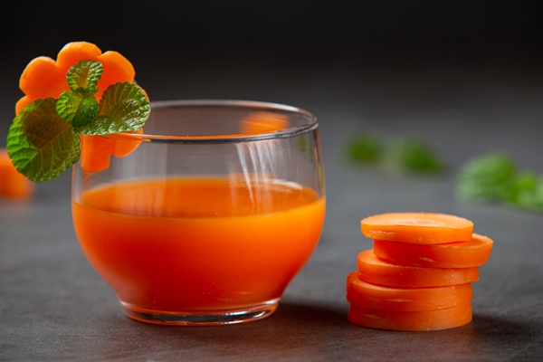 healthy drink fresh carrot juice - Пряники из морковного жмыха