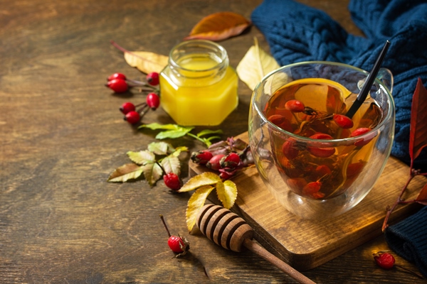 healthy winter vitamin drink hot rosehip tea with honey and dried fruits copy space - Лечебный стол (диета) № 5 по Певзнеру: таблица продуктов и режим питания