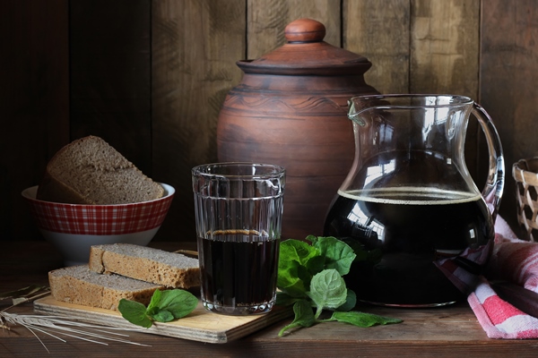 home made kvass from rye bread with mint leaves - Дарьин квас с мятой