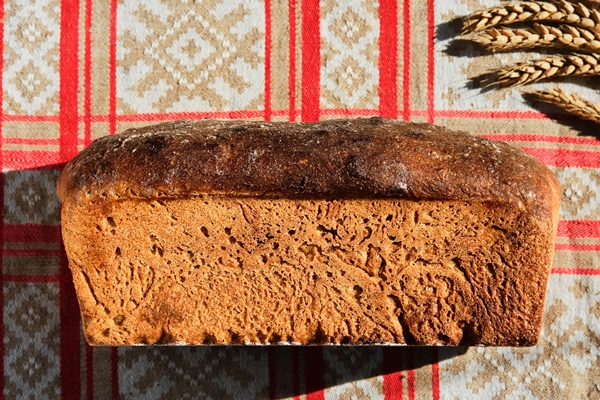 homemade artisan crusty whole grain bread on rustic kitchen towel top view traditional techniques loaf from rye and wheat sourdough innovating bread slow carb baking - Квас из ржаного хлеба с мятой и изюмом