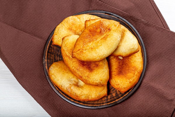 homemade fried pies on a plate top view - Постное тесто на дрожжах, жаренное в масле